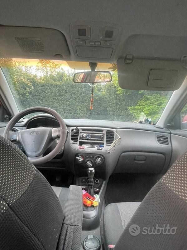 Rosso Usata 2007 Kia Rio Tre volumi | 450 € - Immagine 1/4