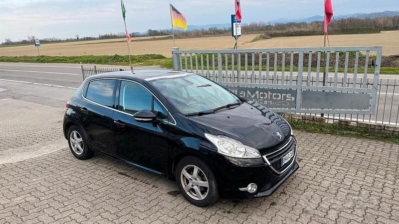Usata Peugeot 208 95 CV (69 kW) 2015 Nero Utilitaria