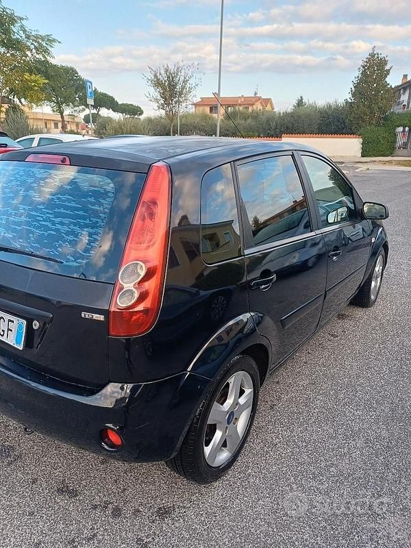 Usata Ford Fiesta Titanium 90 CV (66 kW) 2007 Nero Utilitaria