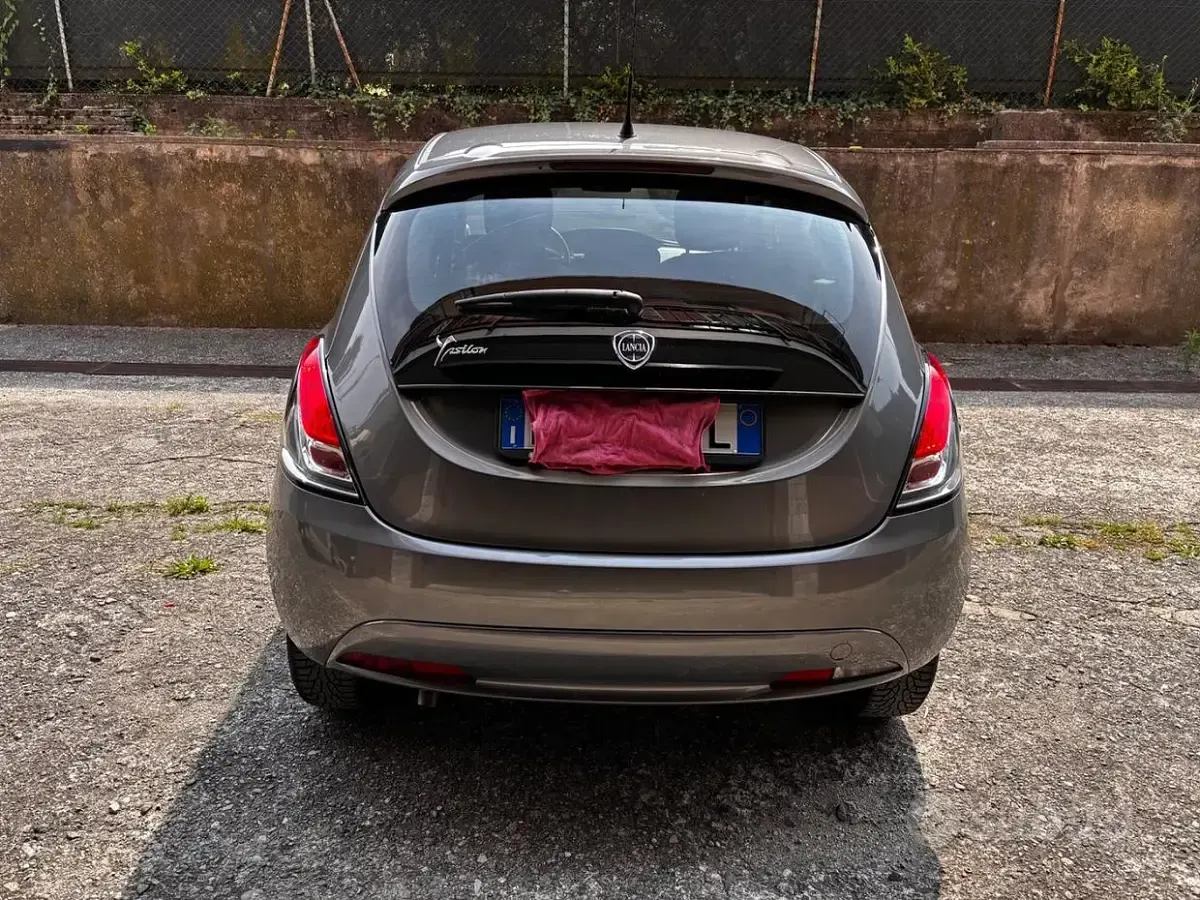 Usata Lancia Ypsilon 60 CV (44 kW) 2017 Grigio Utilitaria