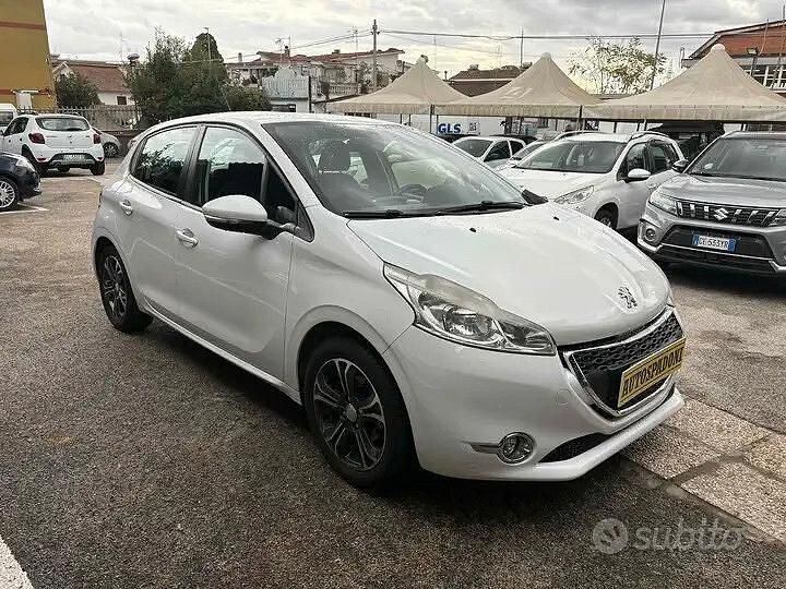 Bianco Usata 2014 Peugeot 208 Allure Due volumi | 4900 € (Ottimo prezzo) - Immagine 1/4