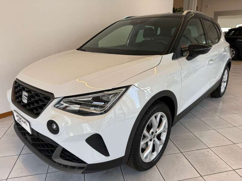 Bianco ghiaccio/nero midnight Usata 2023 Seat Arona FR SUV | 17.900 € (Buon prezzo) - Immagine 1/4