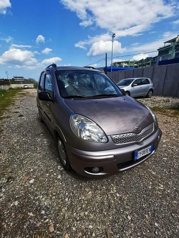 Usata Toyota Yaris Verso Sol 84 CV (61 kW) 2006 Grigio Monovolume