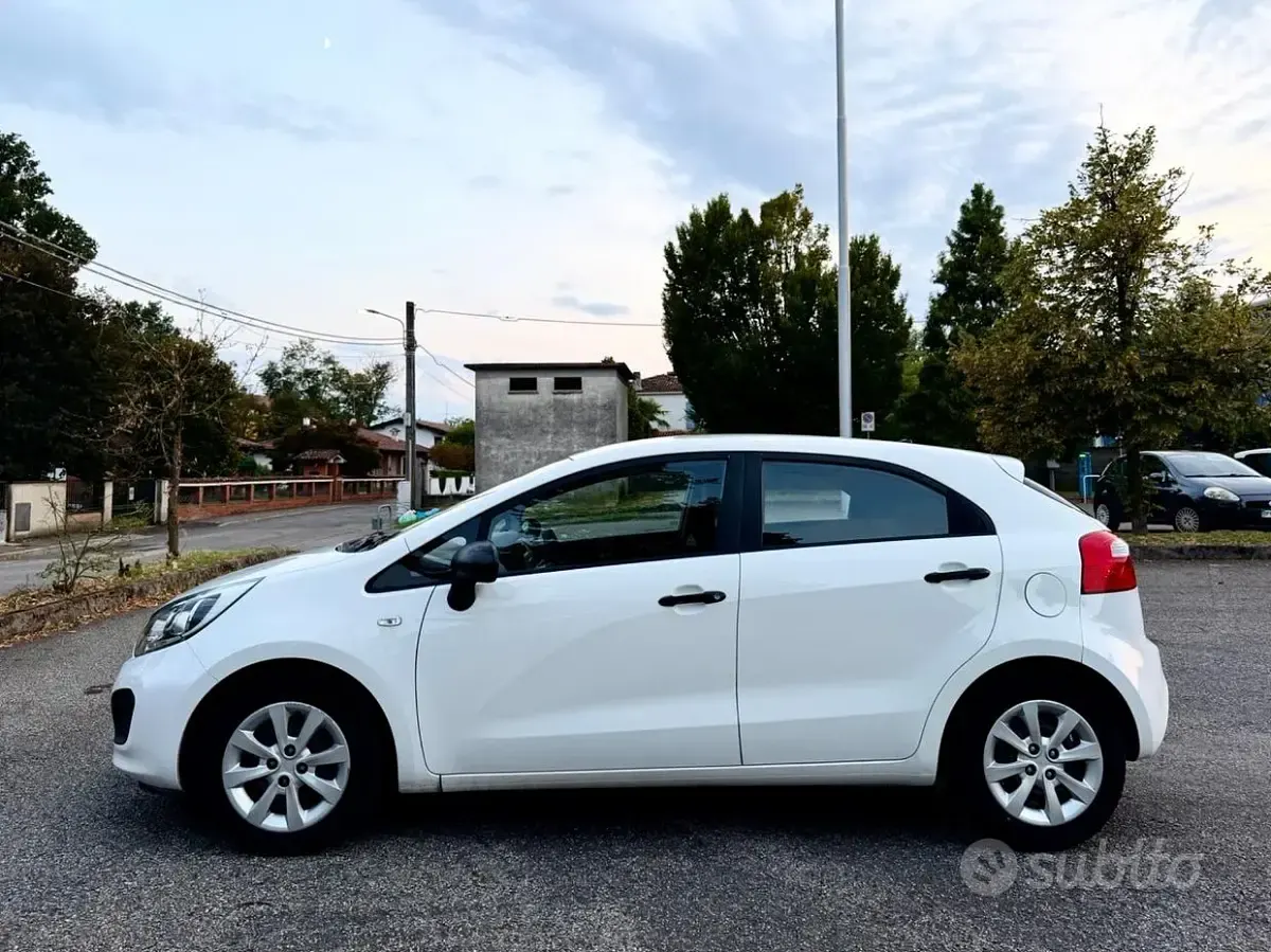 Usata Kia Rio EX 85 CV (62 kW) 2012 Bianco Berlina