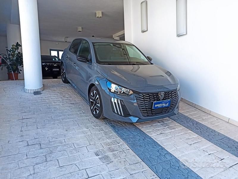 Usata Peugeot 208 Allure 100 CV (73 kW) 2025 Grigio Utilitaria