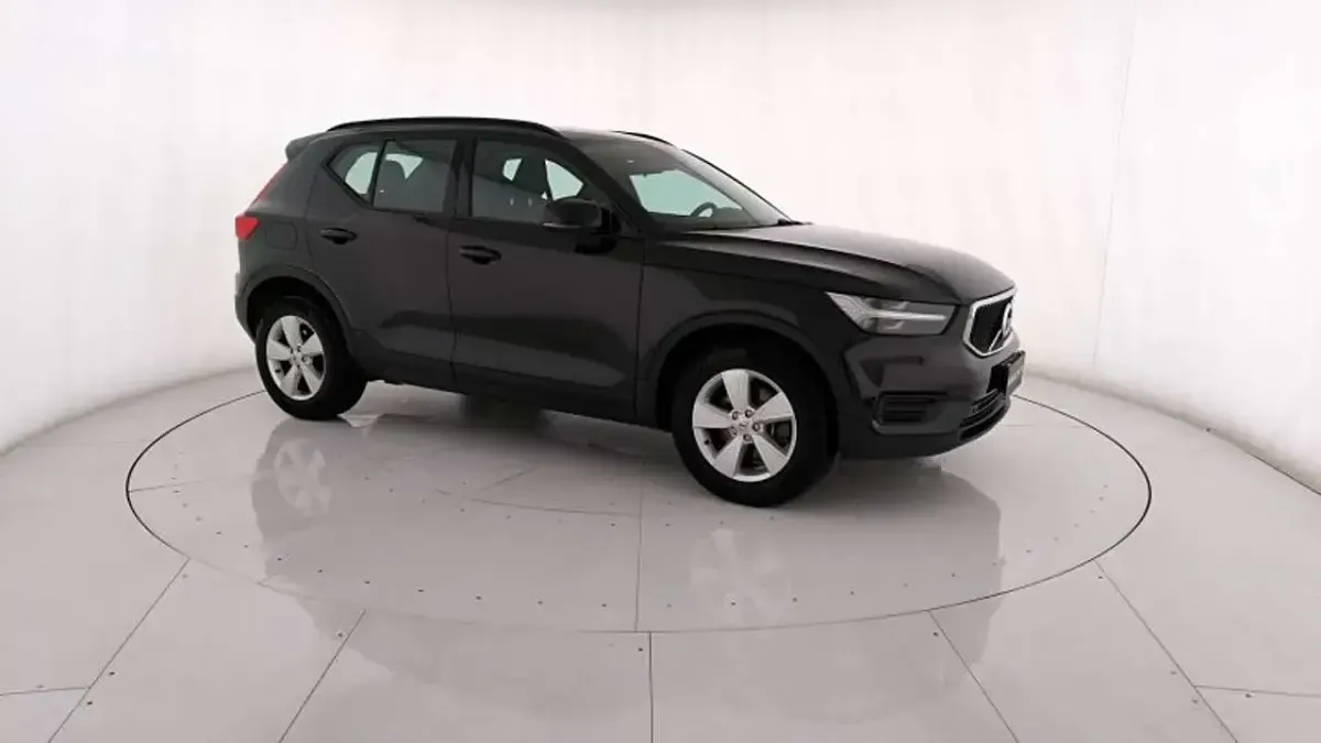 Usata Volvo XC40 Momentum 150 CV (110 kW) 2021 Nero SUV