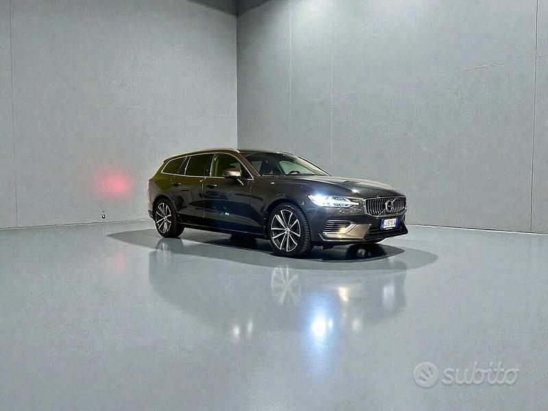 Grigio Usata 2022 Volvo V60 Inscription Station wagon | 27.400 € (Buon prezzo) - Immagine 1/4