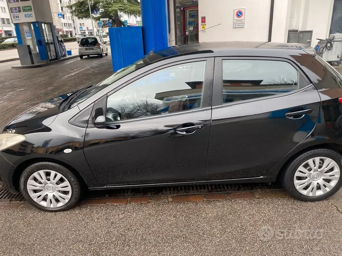 Usata Mazda 2 75 CV (55 kW) 2008 Nero Utilitaria