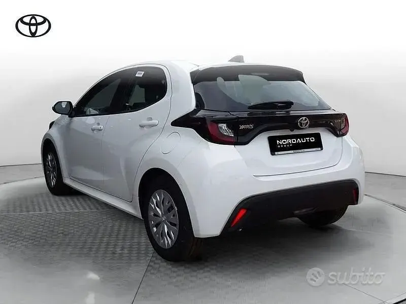 Nuova Toyota Yaris Hybrid Business Edition 2026 Bianco Berlina