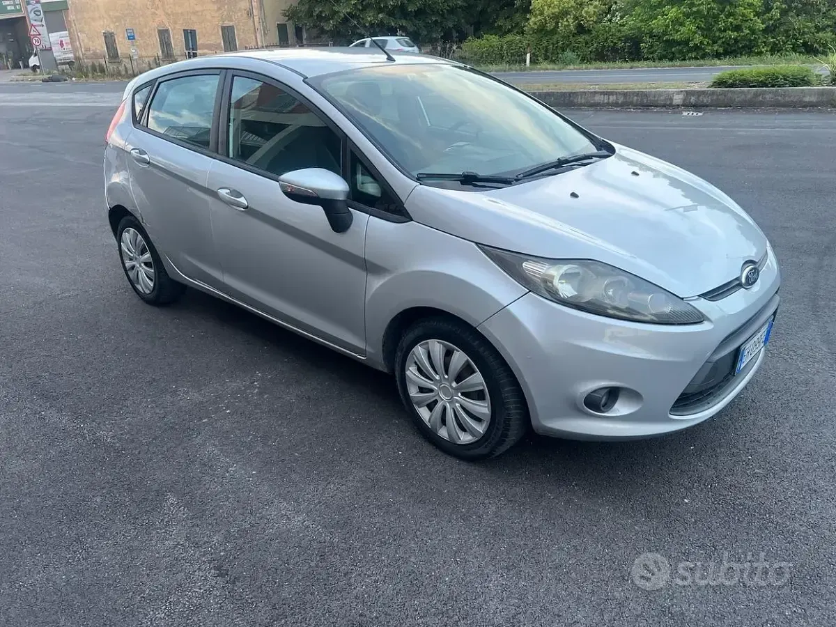 Usata Ford Fiesta Titanium 68 CV (50 kW) 2011 Grigio Berlina