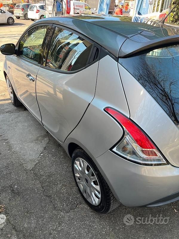 Usata Lancia Ypsilon 85 CV (62 kW) 2011 Grigio Utilitaria