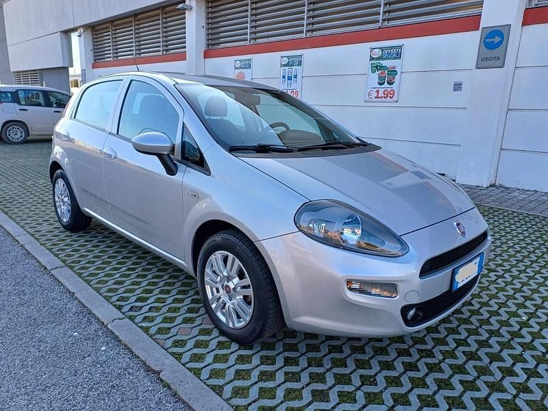 Usata Fiat Punto Lounge 69 CV (50 kW) 2016 Argento Utilitaria