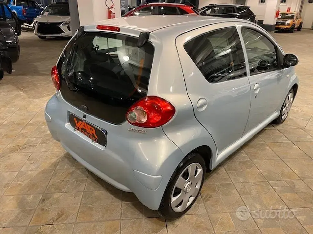 Usata Toyota Aygo 68 CV (50 kW) 2006 Azzurro Utilitaria
