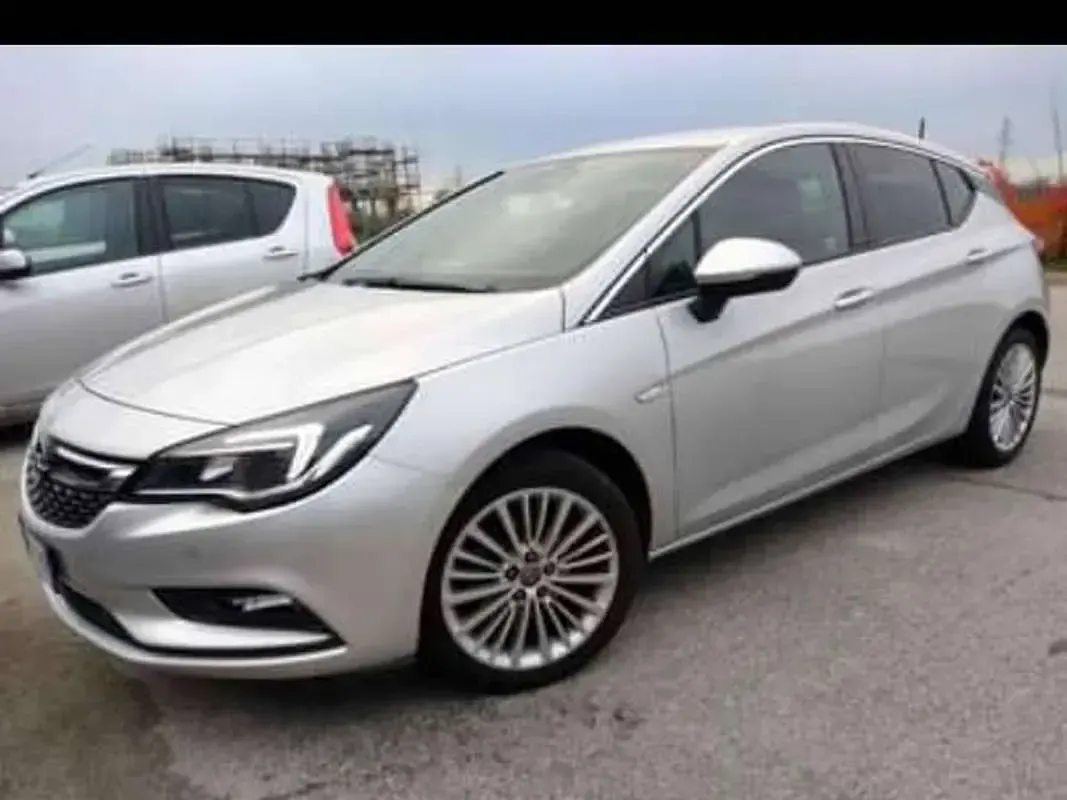 Usata Opel Astra Innovation 110 CV (80 kW) 2018 Argento Berlina