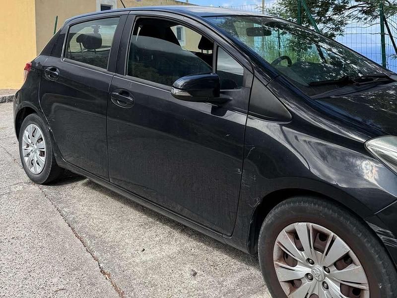 Nero Usata 2013 Toyota Yaris Lounge Tre volumi | 6000 € (Buon prezzo) - Immagine 1/3