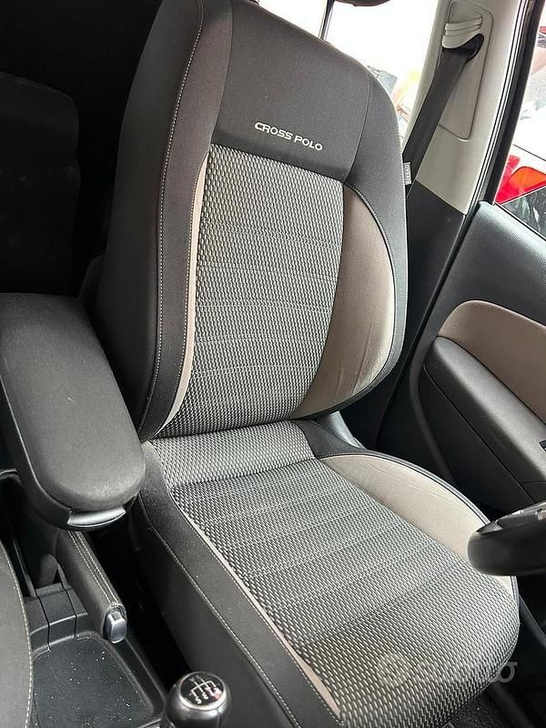 Begagnad VW Polo Cross 90 HK (66 kW) 2012 Svart Halvkombi