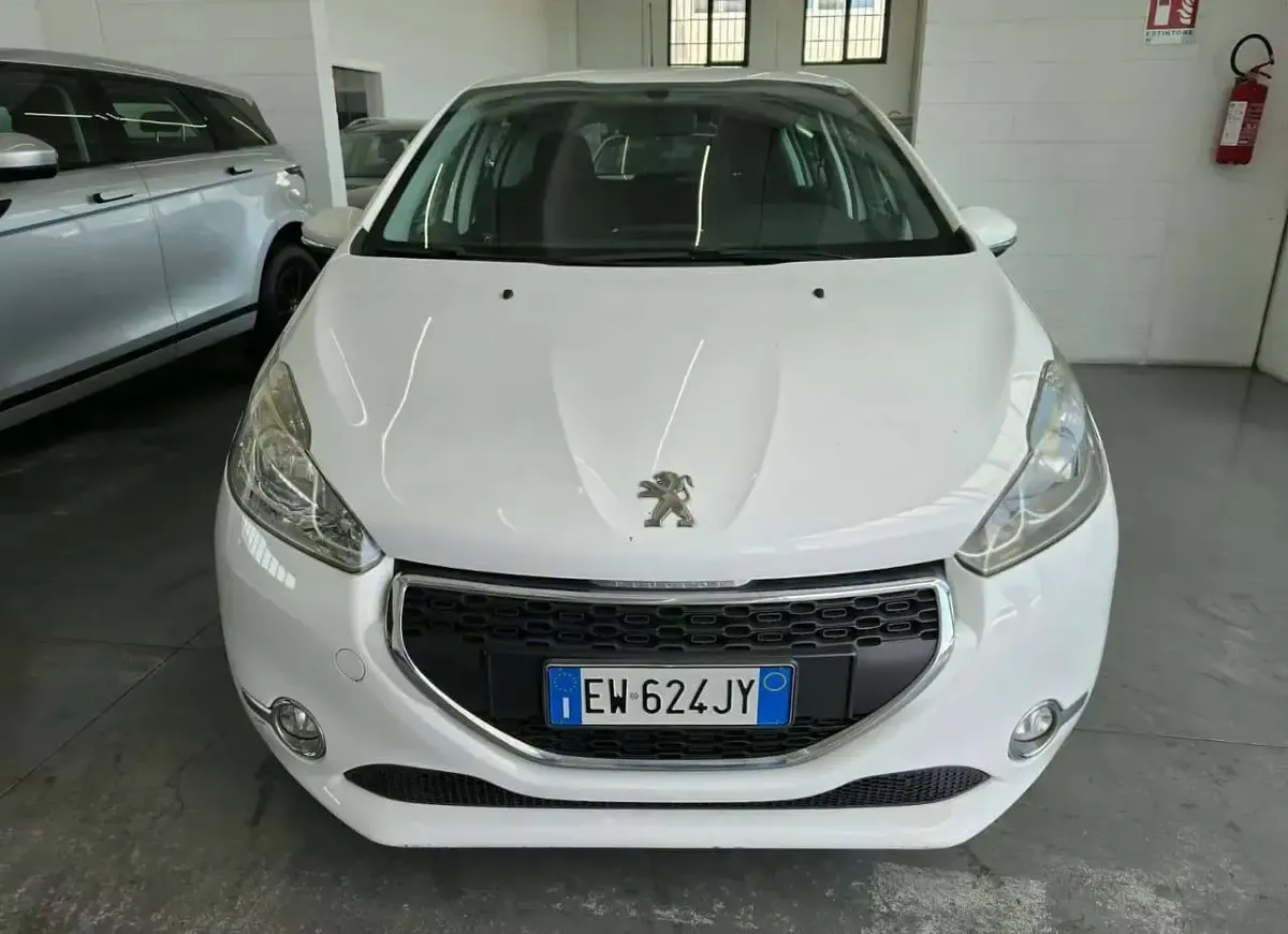 Usata Peugeot 208 Active 82 CV (60 kW) 2014 Bianco Utilitaria