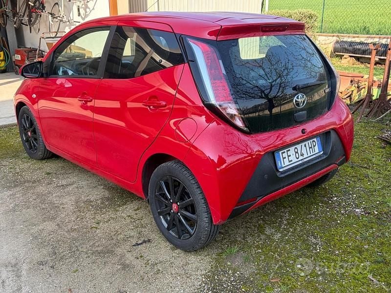Usata Toyota Yaris 106 CV (77 kW) 2016 Rosso Berlina