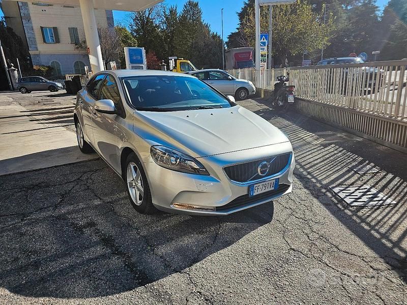 Usata 2016 Volvo V40 Kinetic Tre volumi | 9800 € (Ottimo prezzo) - Immagine 1/4