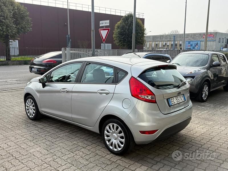 Usata Ford Fiesta Titanium 82 CV (60 kW) 2010 Grigio Utilitaria