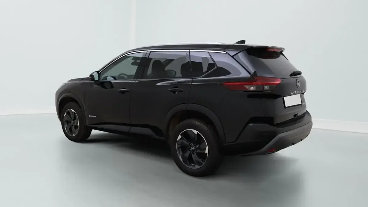 Käytetty Nissan X-Trail N-Connecta 204 HP (150 kW) 2025 Musta Katumaasturi