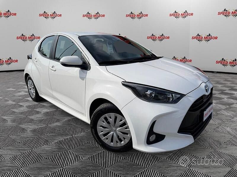 Usata Toyota Yaris Hybrid Active 116 CV (85 kW) 2021 Bianco Berlina