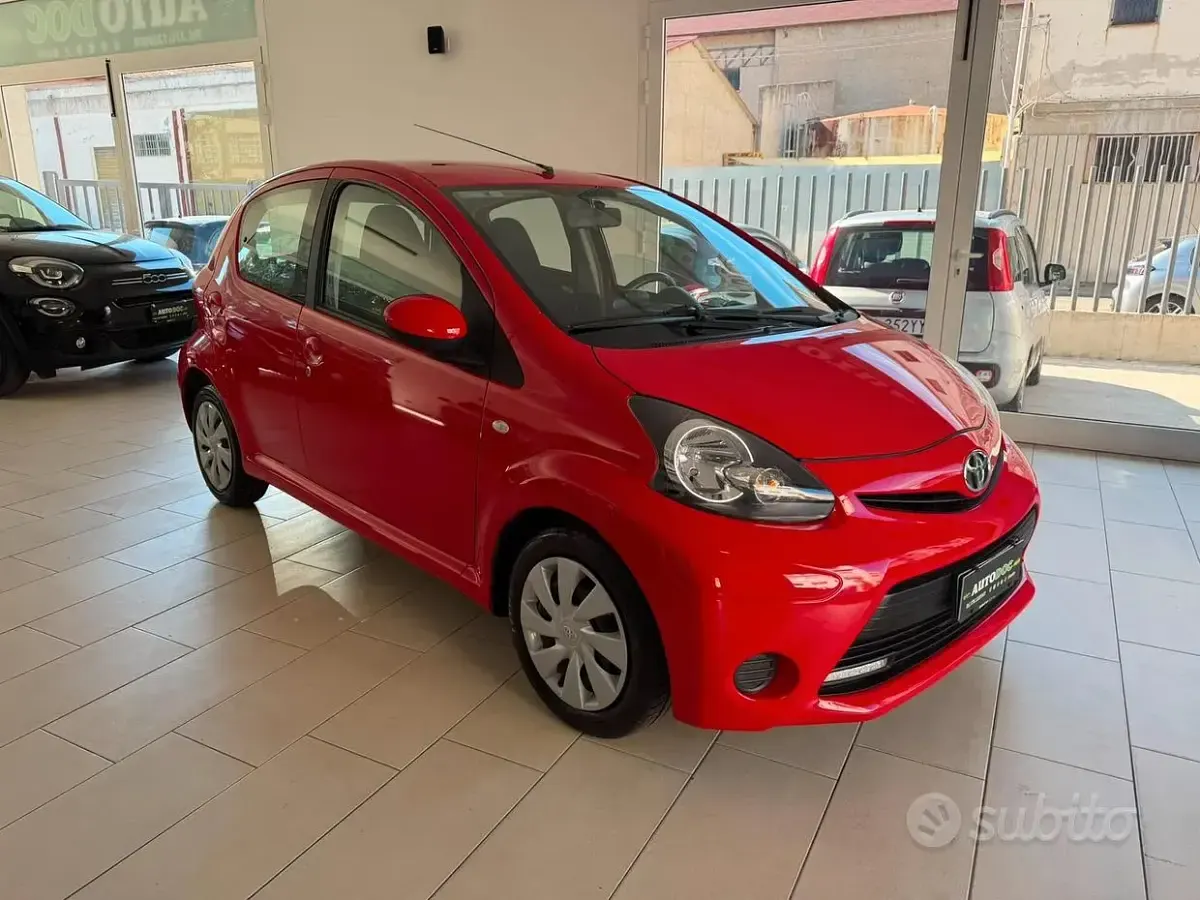 Usata Toyota Aygo X-wave 69 CV (50 kW) 2015 Rosso Utilitaria