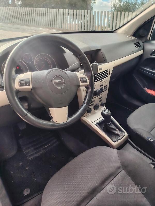 Usata Opel Astra 68 CV (50 kW) 2008 Nero Berlina