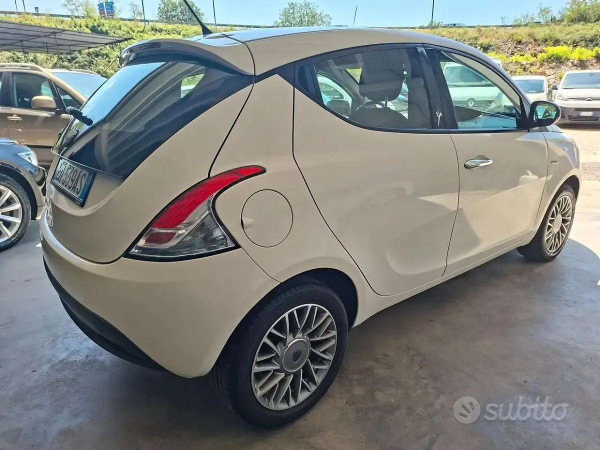 Usata Lancia Ypsilon Silver 69 CV (50 kW) 2012 Bianco Utilitaria
