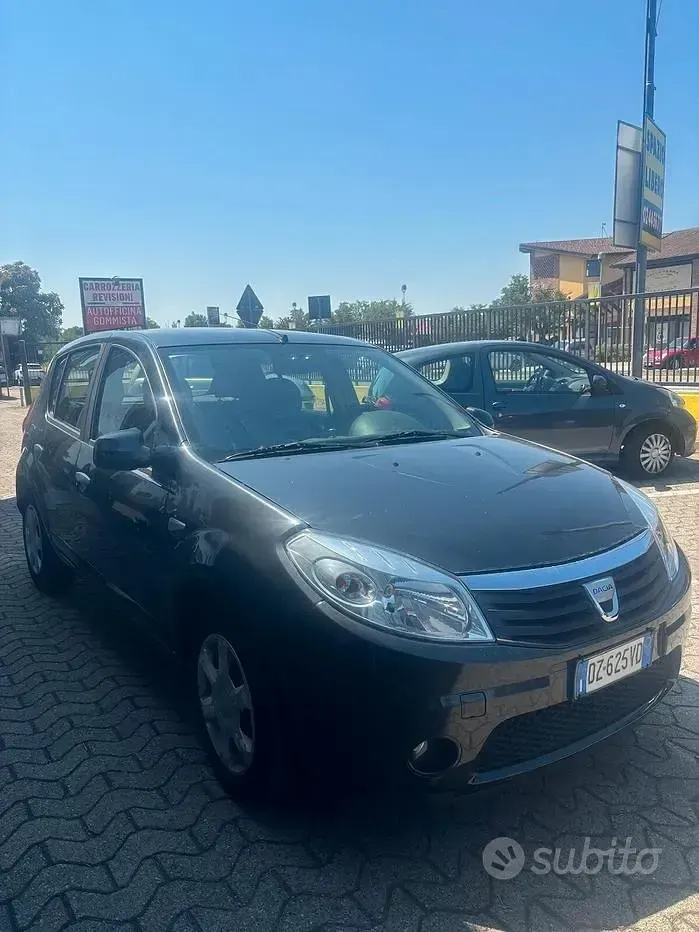 Usata Dacia Sandero 75 CV (55 kW) 2009 Utilitaria