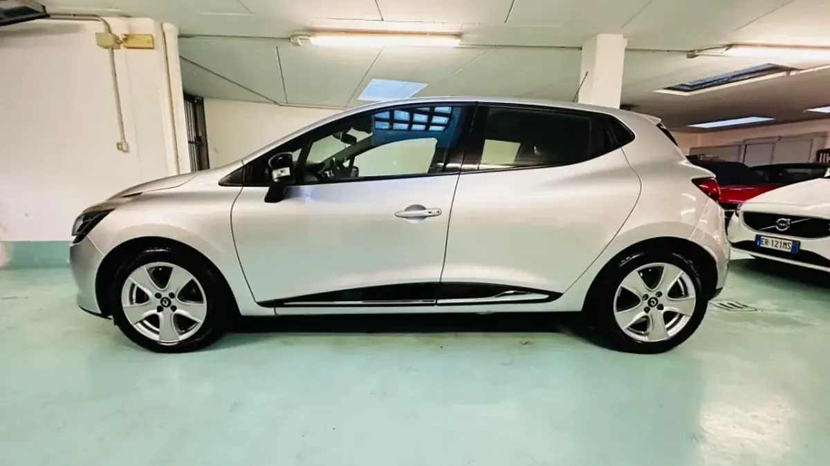 Usado Renault Clio IV 90 CV (66 kW) 2014 Plateado Berlina
