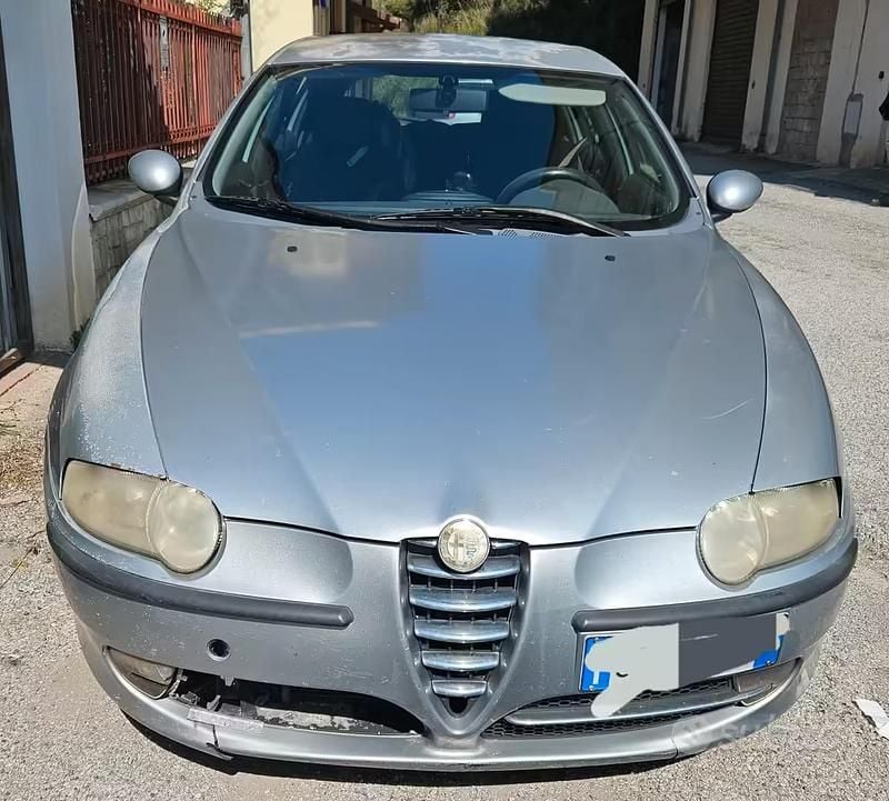 Usado Alfa Romeo 147 116 CV (85 kW) 2002 Gris Utilitario