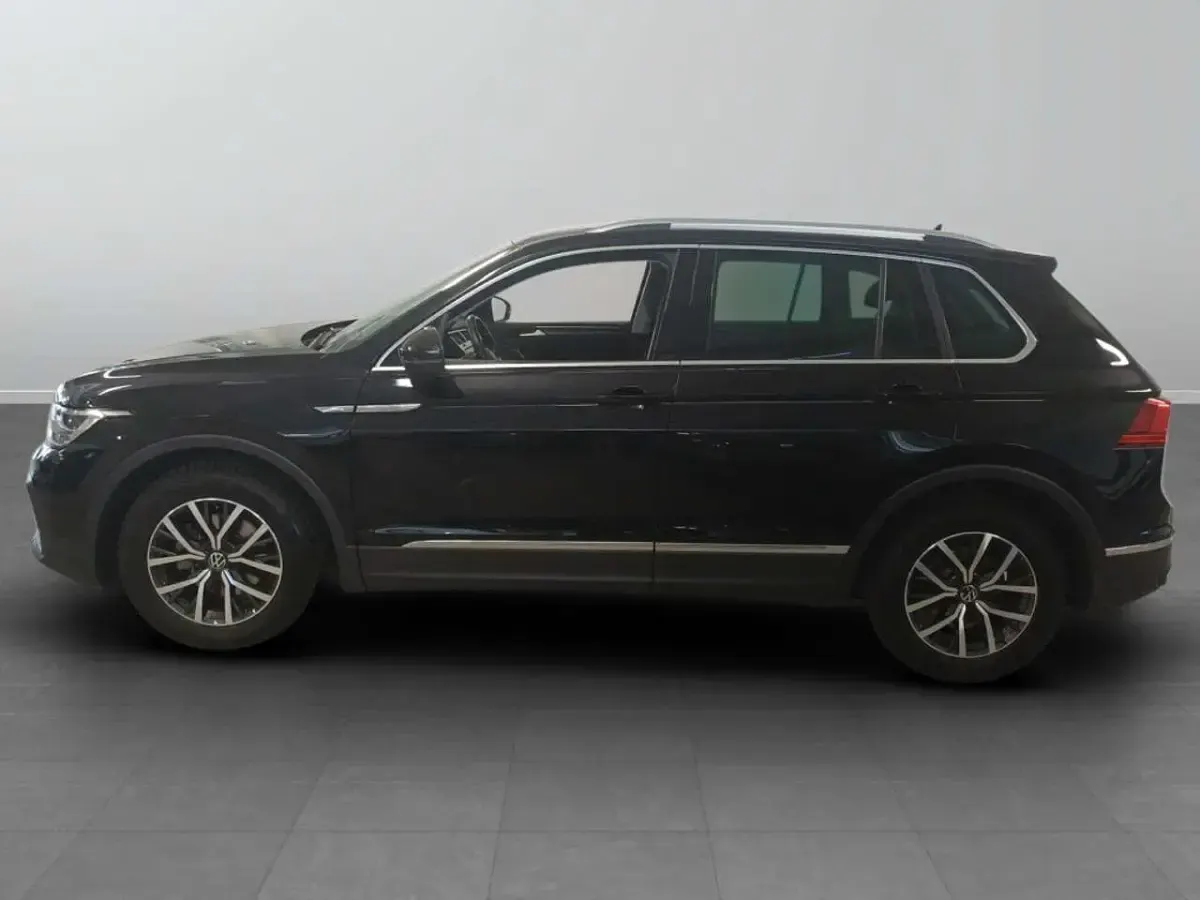 Usata VW Tiguan Life 131 CV (96 kW) 2023 2t nero perla SUV