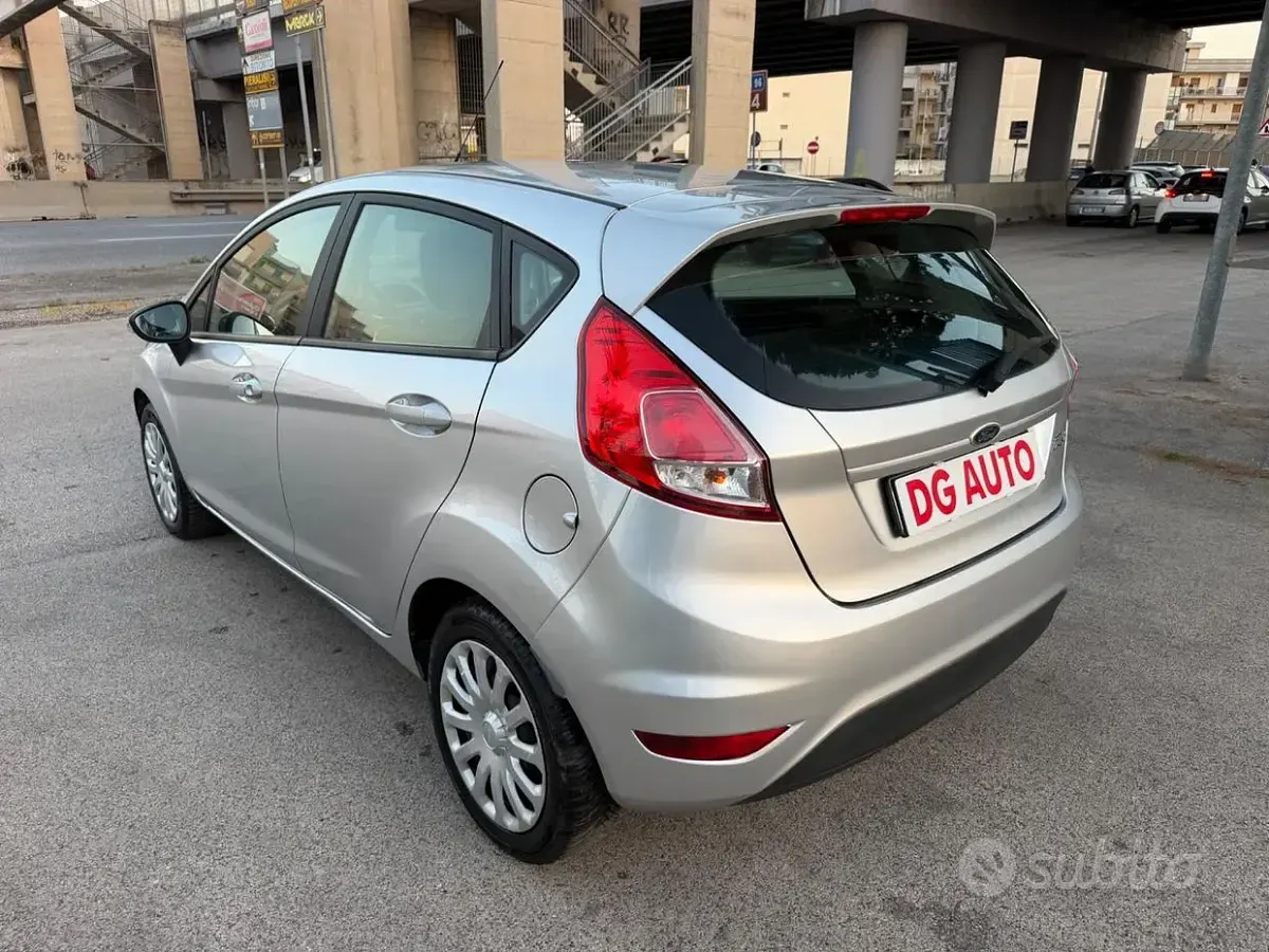 Usata Ford Fiesta 60 CV (44 kW) 2014 Grigio Utilitaria