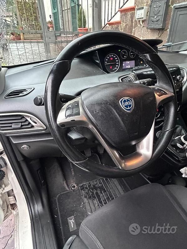 Usata Lancia Ypsilon 69 CV (50 kW) 2015 Bianco Utilitaria