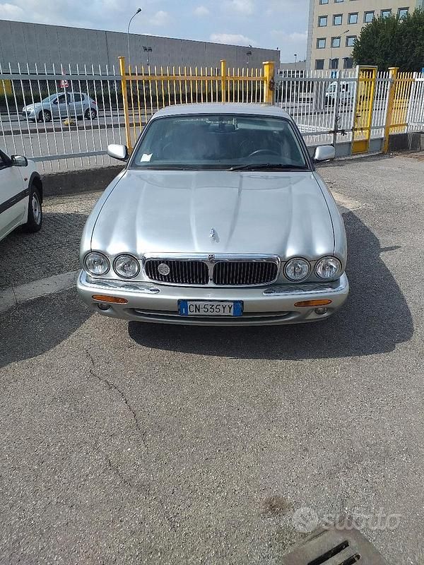 Usata Jaguar XJ8 237 CV (174 kW) 1998 Grigio Berlina