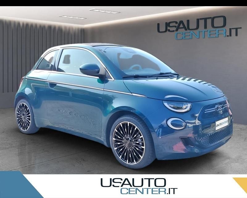 Usata Fiat 500e La Prima 86 kW (118 CV) 2021 Blu/azzurro Cabrio
