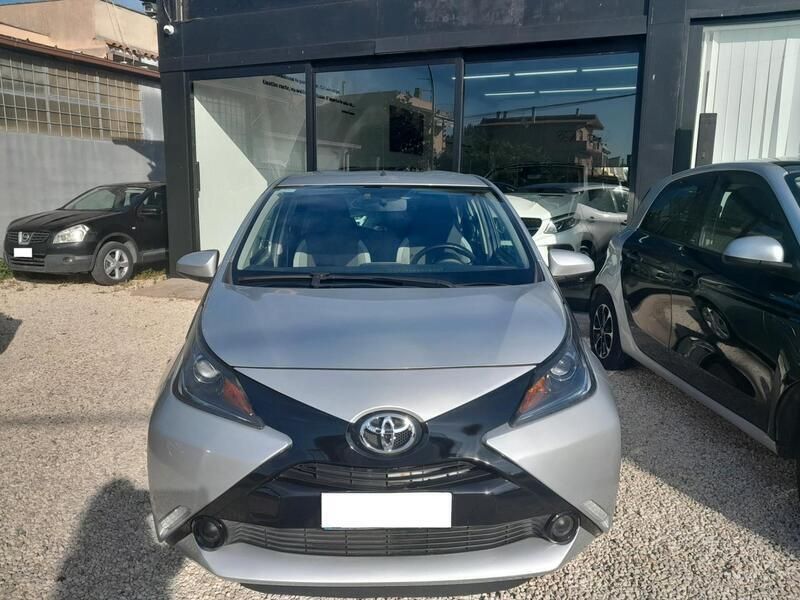 Argento Usata 2017 Toyota Aygo X-play Due volumi | 11.290 € (Cara) - Immagine 1/4