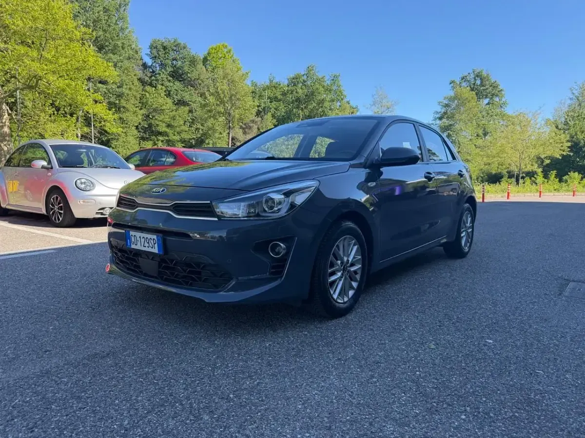 Käytetty Kia Rio GT-Line 100 HP (73 kW) 2021 Harmaa Sedan