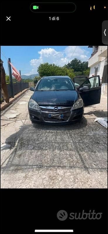 Usata 2011 Opel Astra Tre volumi | 1200 € - Immagine 1/4