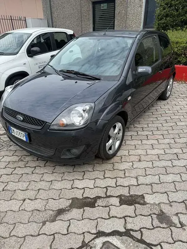 Usata Ford Fiesta Ambiente 75 CV (55 kW) 2007 Utilitaria