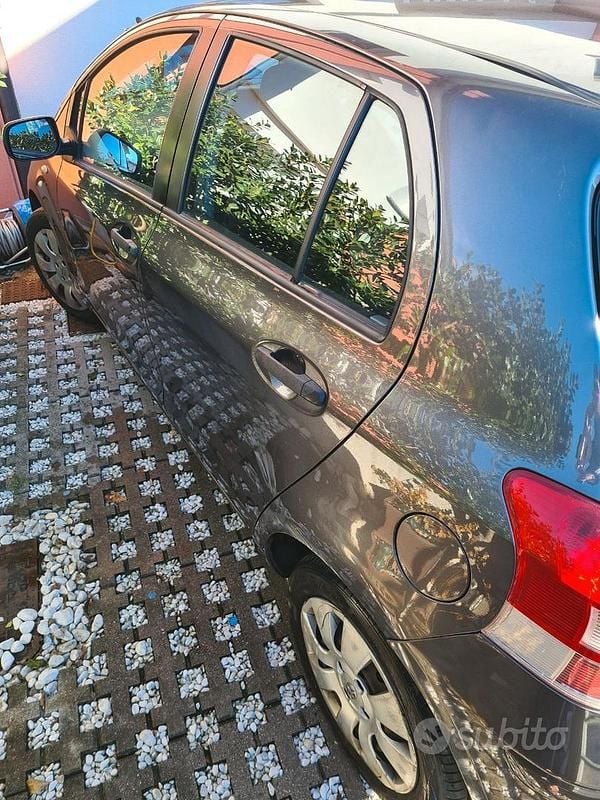 Usata Toyota Yaris 90 CV (66 kW) 2011 Grigio Utilitaria