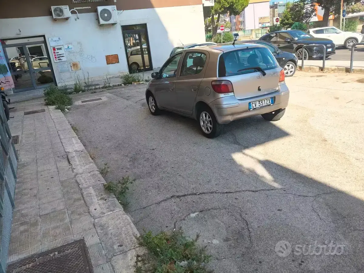 Usata Toyota Yaris 68 CV (50 kW) 2006 Grigio Berlina