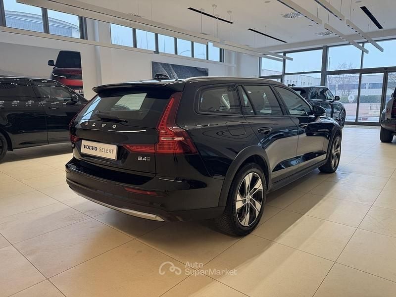 Usata Volvo V60 CC Core 197 CV (144 kW) 2023 Nero Station wagon