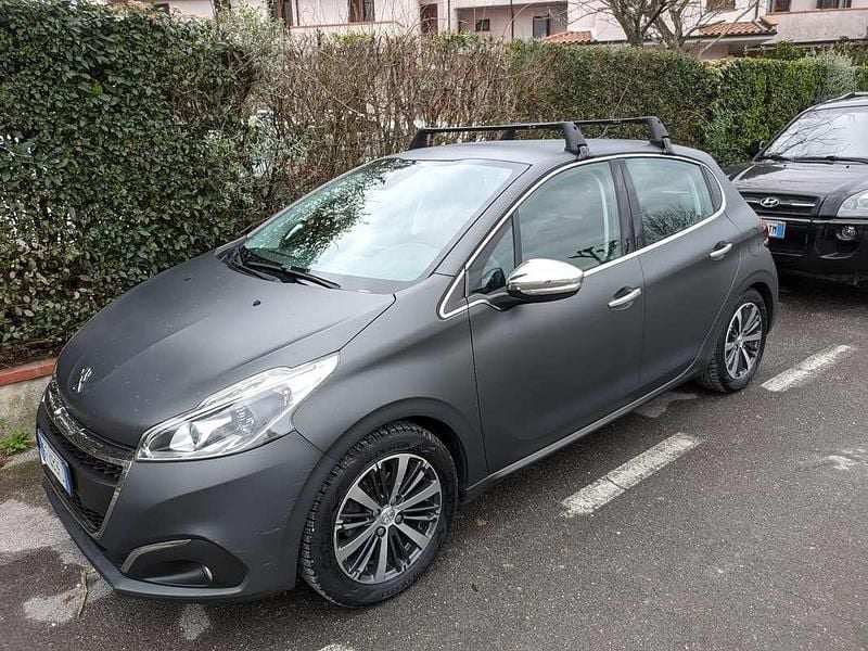 Usata 2015 Peugeot 208 Allure Utilitaria | 4500 € (Super prezzo) - Immagine 1/4