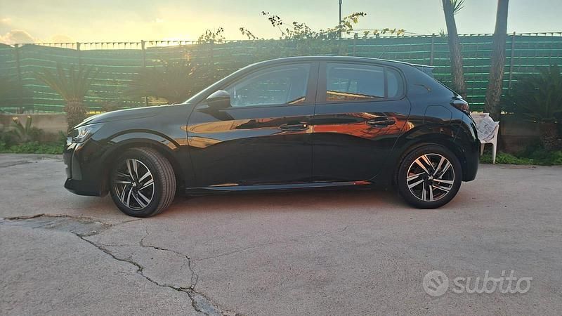 Usata Peugeot 208 Allure 100 CV (73 kW) 2023 Nero Utilitaria