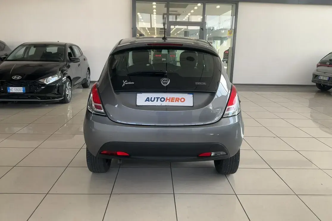 Usata Lancia Ypsilon Silver 70 CV (51 kW) 2020 Grigio
