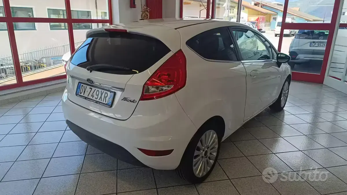 Usata Ford Fiesta 82 CV (60 kW) 2009 Bianco Utilitaria