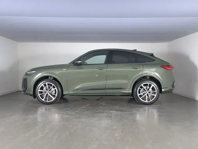 Nuova Audi Q5 Sportback S-Line 268 CV (197 kW) 2025 Verde district metallizzato SUV