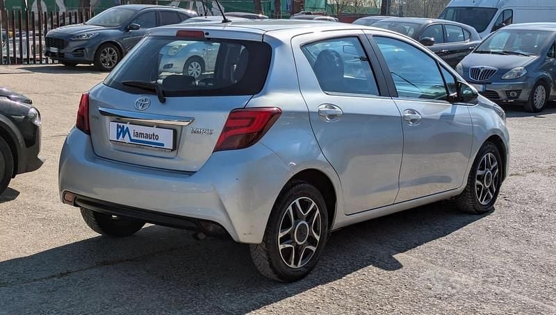 Usata Toyota Yaris 90 CV (66 kW) 2015 Grigio Utilitaria